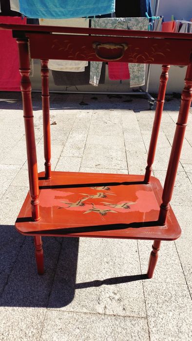 Mesa de dois níveis estilo Bagues vermelha japonesa