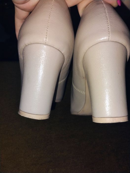 Beżowe buty na obcasie