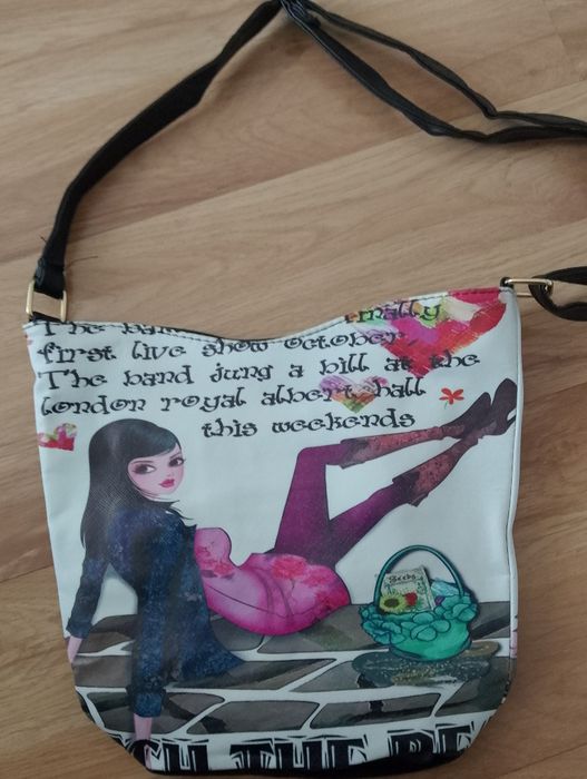 Nowa torebka cross body z nadrukowanym motywem