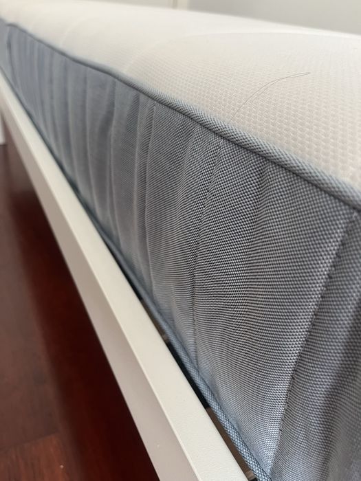 Cama e colchão Ikea
