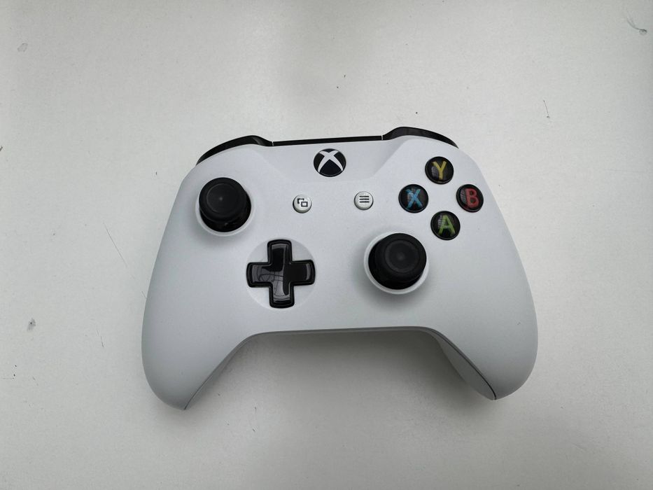 Xbox one s 1 tb + 2 игры
