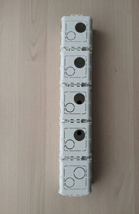 Włączniki w ramce chromowanej wraz z puszkami.