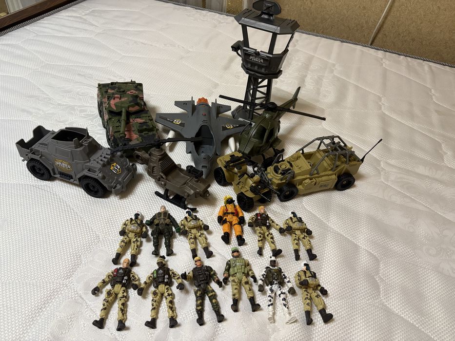 Іграшки військова техніка