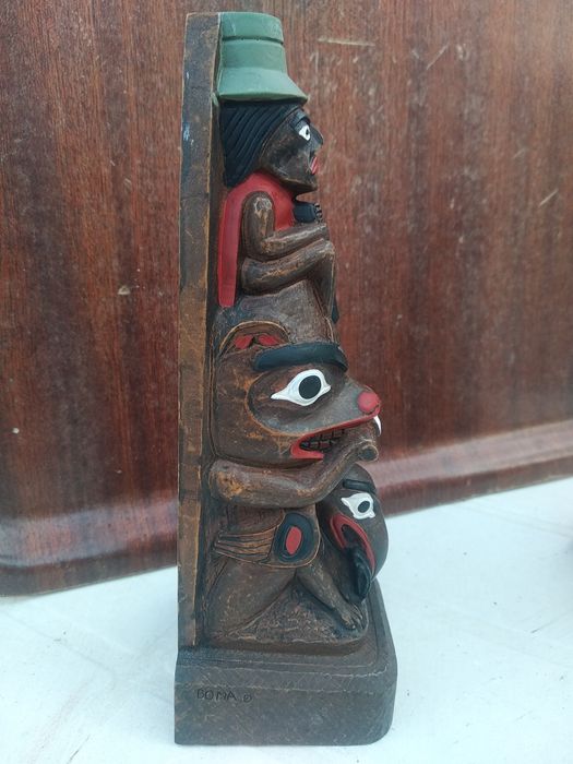 Estatueta de índio antiga em pedra e totem de indios antigo em madeira