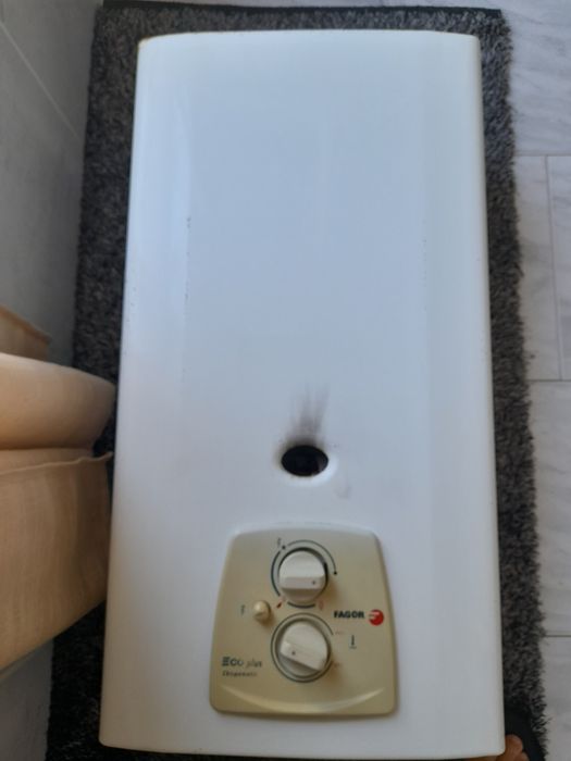 Esquentador VULCANO /ZEUS, de 11lt, para  BOTIJAS com gás butano ou propano. Medidas nas fotos. A funcionar sem problemas