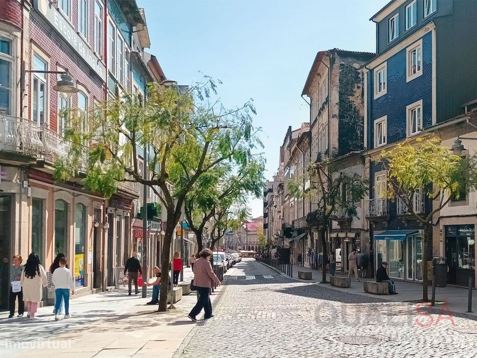 Apartamento T1 novo, equipado, mobilado e com logradouro no centro ...