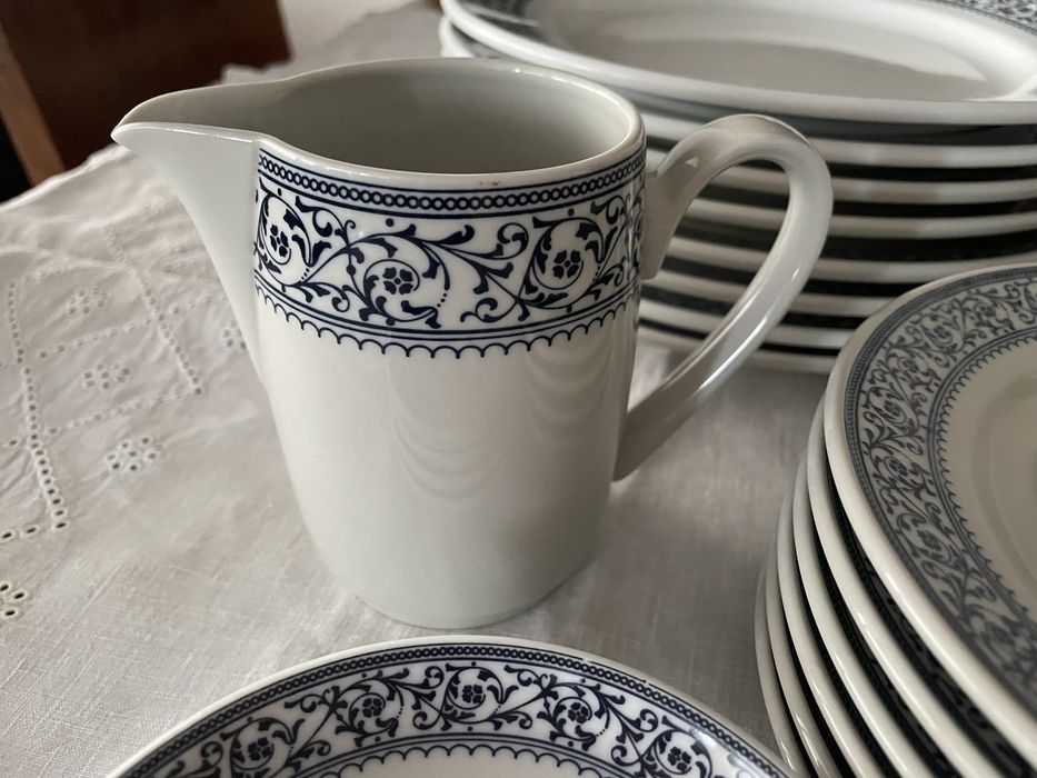 Coimbra SP Portugal. Serviço de porcelana