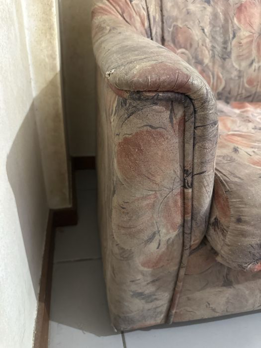 Sofá castanho com 3 lugares