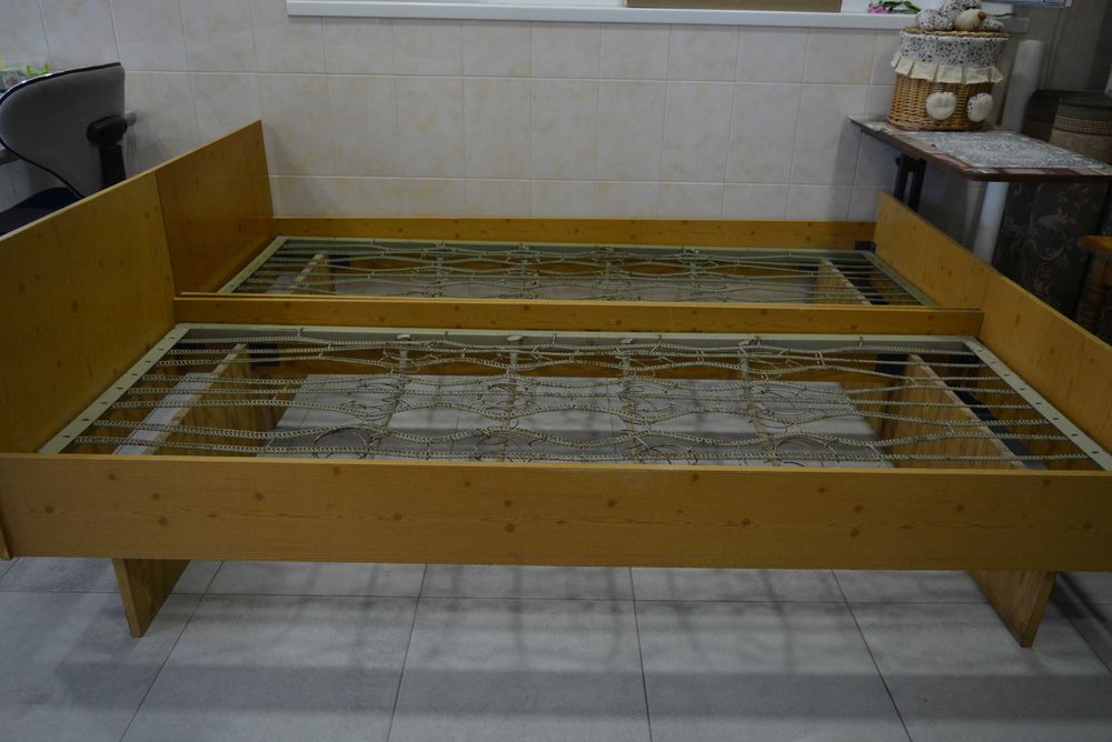 Кровать з матрацами