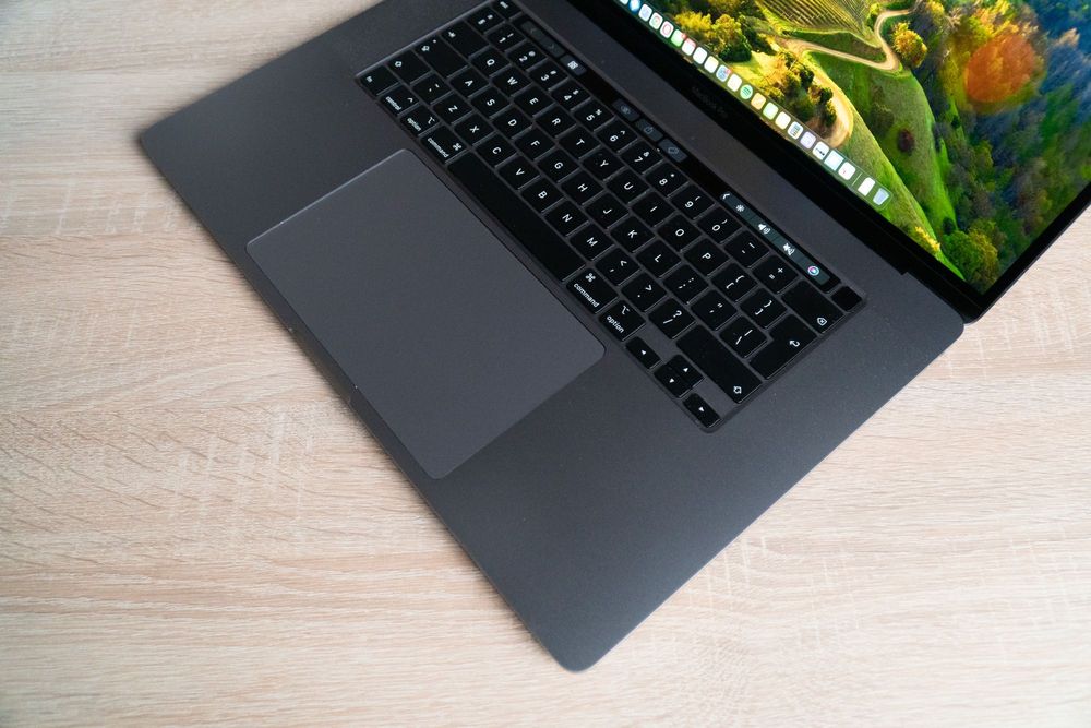 MacBook Pro 16" 2019 Touch Bar 32gb ram, 1TB, Intel i9 2.4 ghz,