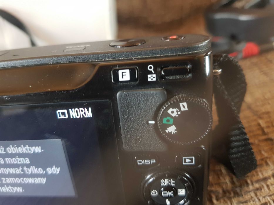 Nikon 1 J1 body - sprawny, bateria  ładowarka, pudełko.
