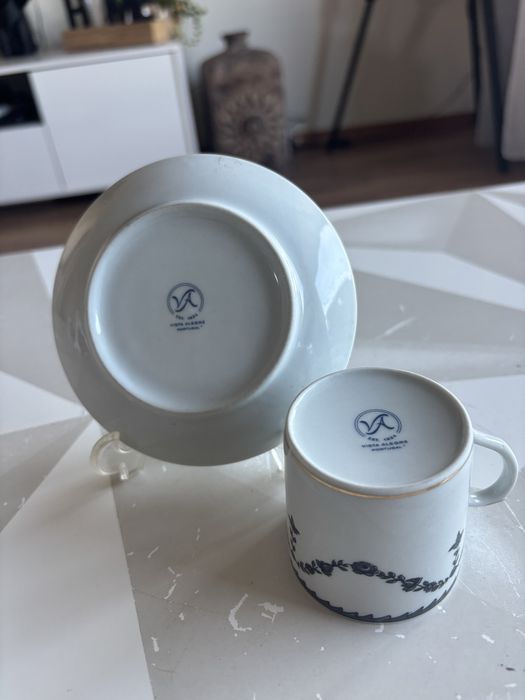 Chávena de Café Vista Alegre com Pires – Decoração Cinzento-escuro e Dourado