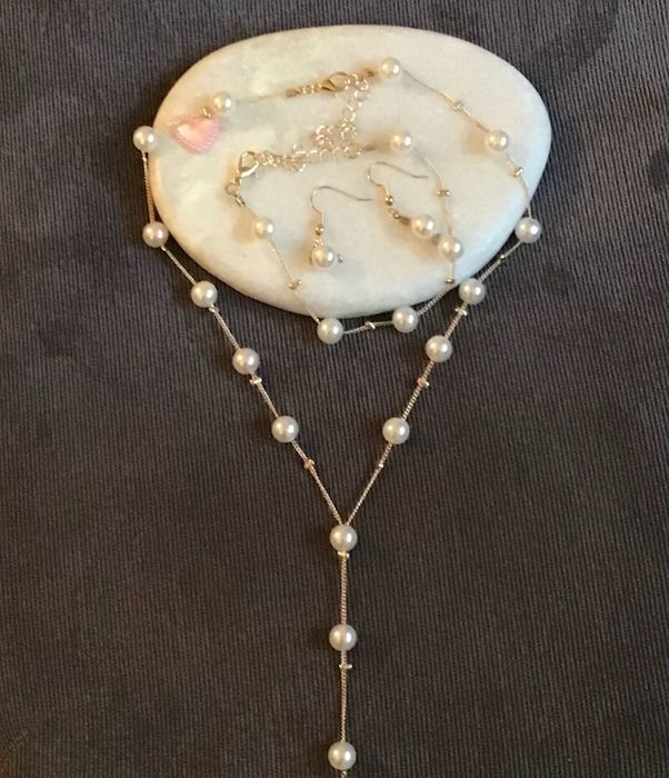 Złocisty komplet biżuterii z perełkami