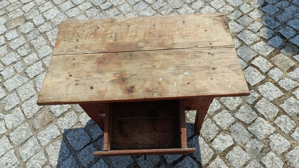 Mesa pequena, muito antiga