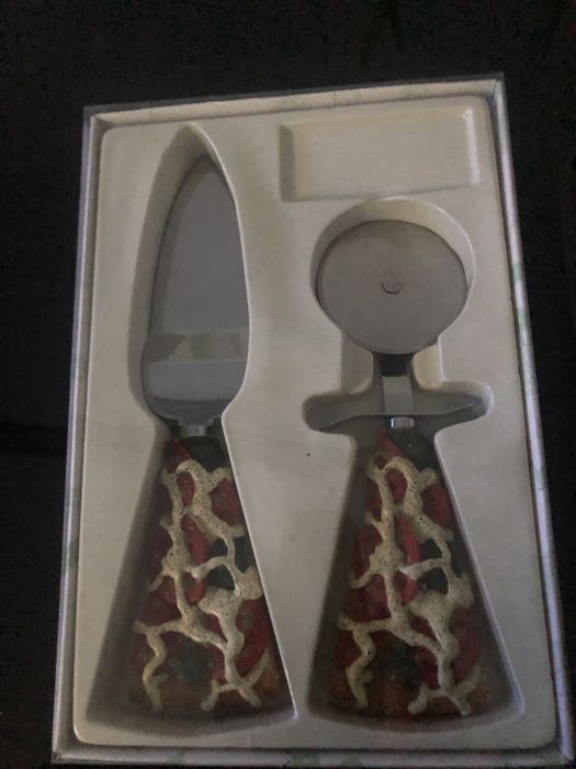 Cortador de pizza e espatula cabo am massa em firma de pizza