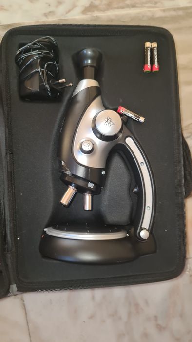 Microscópio com mala e acessórios