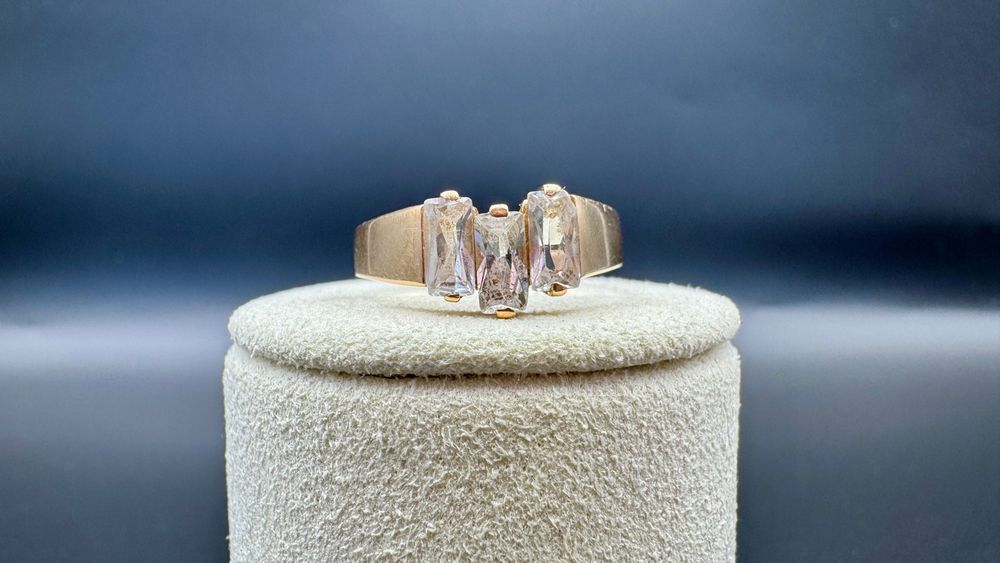 Złoty pierścionek z 3 białymi kamieniami; 14ct 583, waga: 2,67g, rozmiar: 17