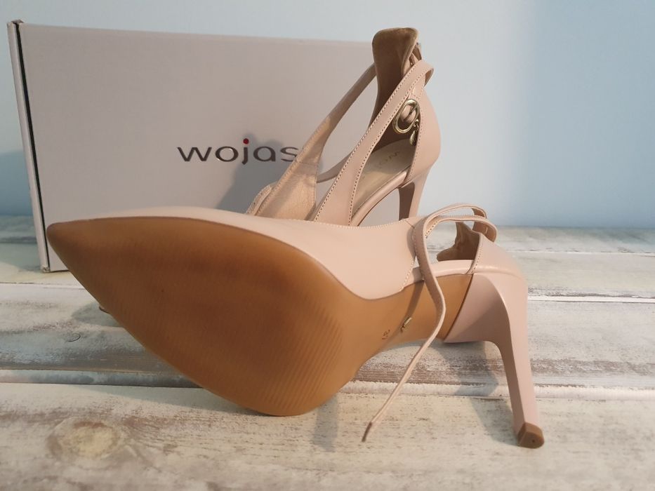 Beżowe czółenka Wojas, zapinane w kostce