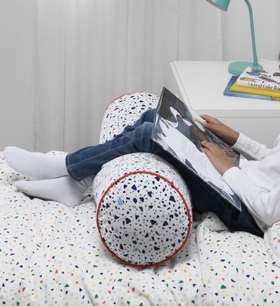 Poduszka MÖJLIGHET - IKEA - biało-niebieska, dł. 80 cm i śr. 25 cm