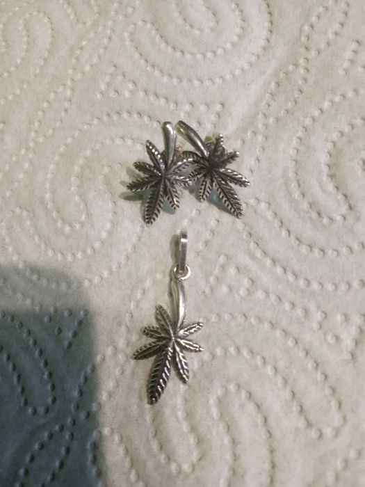 Srebrny komplet z listkiem.