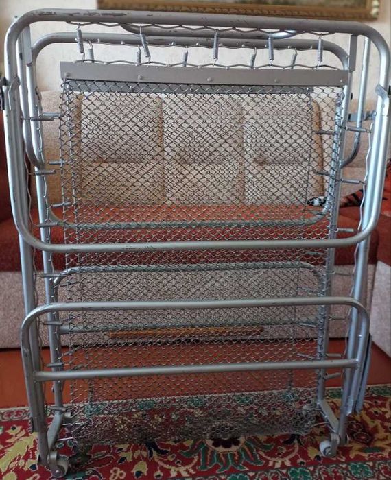 Металеве ліжко-розкладушка у дуже гарному стані