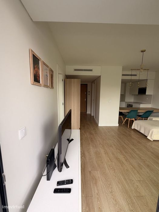 T1 moderno com varanda, elevador e ar condicionado