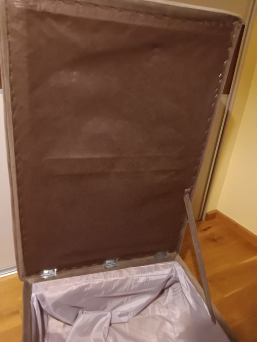 Pufa  otwierana do siedzenia.