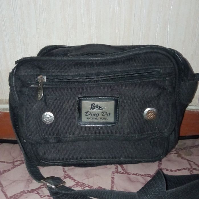 Мужские средние сумки.