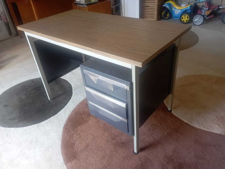 Secretária 114cmsx58cms FAMO estrutura metálica tampo fórmica