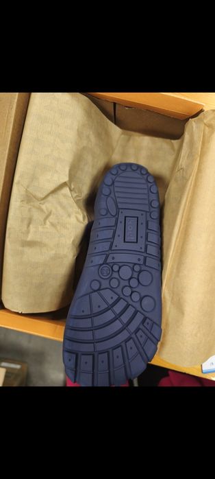 Koel Madison barefoot