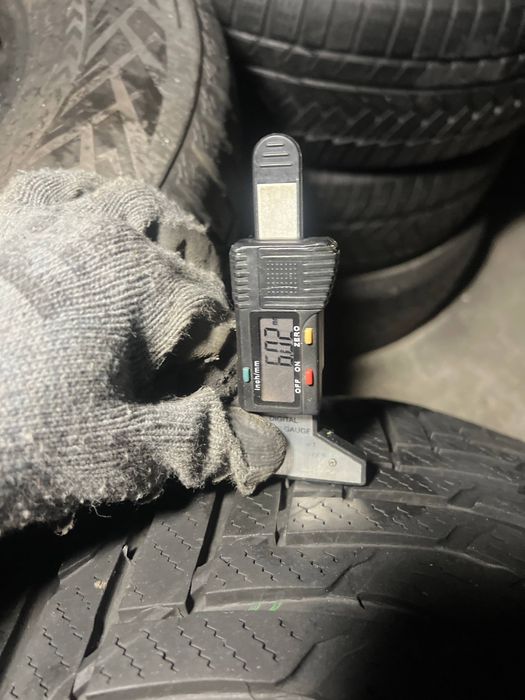 пара зимових шин Nokian 215/70/16