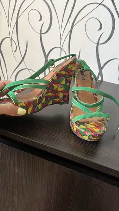 Босоніжки яскраві