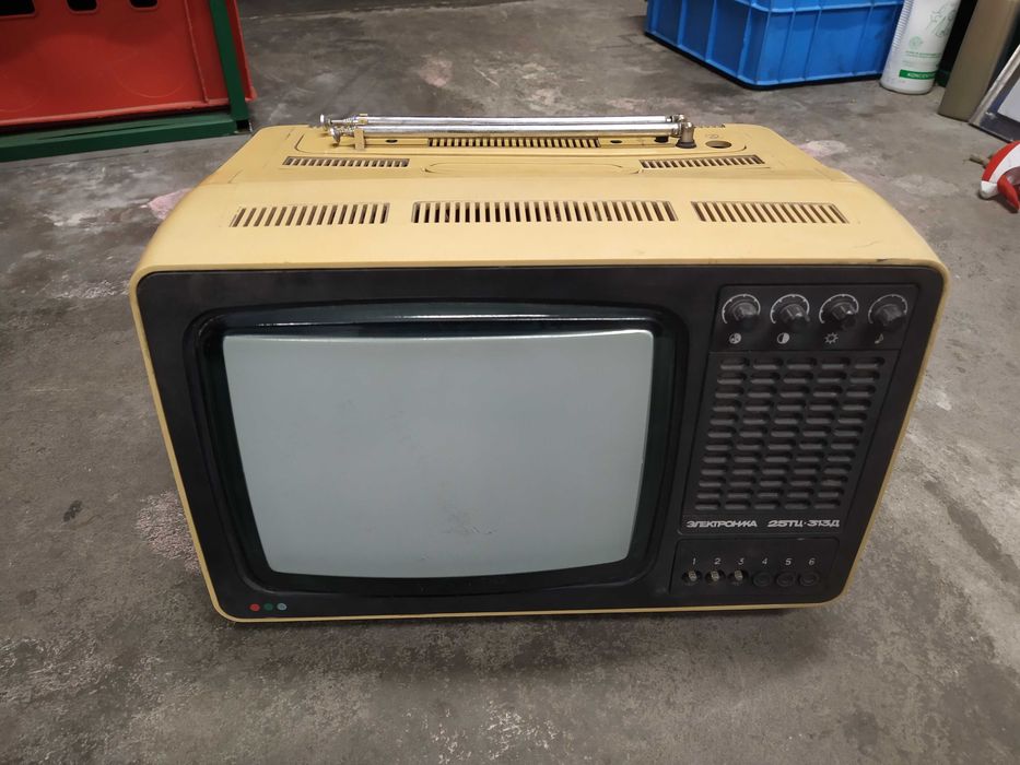 Stary Rosyjski kolorowy telewizor Elektronika