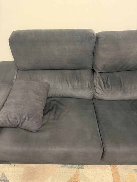 Sofa de 3 lugares com almofadas extensivas .