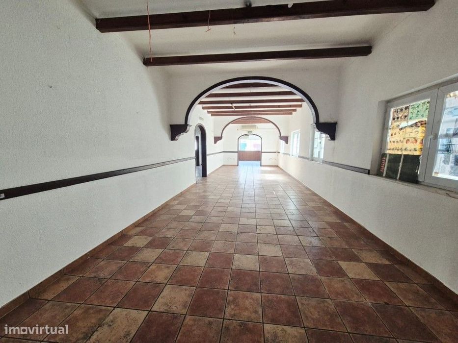 Edifício no centro de Milfontes