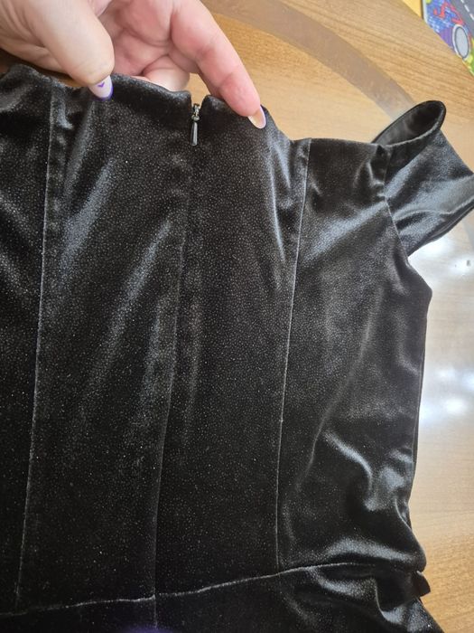 Неймовірно гарна чорна сукня з блиском.