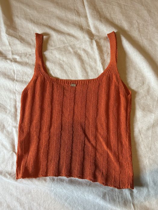 top cor-de-laranja, super confortável, fina e delicada.