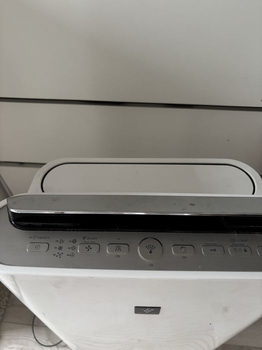 Sprzedam oczyszczacz powietrza Sharp KC-D60EU-W