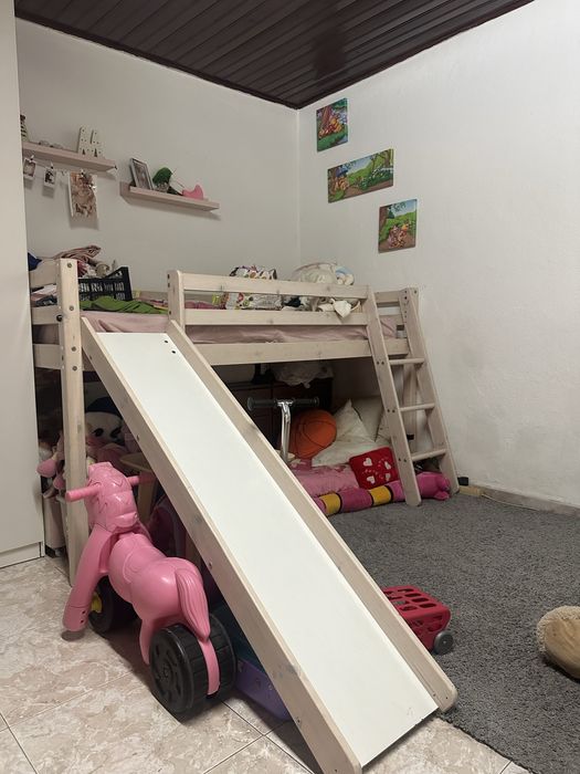 Cama de criança com escorrega