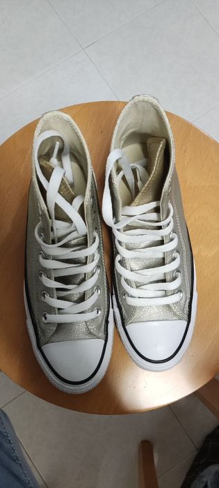 Converse bota dourado.