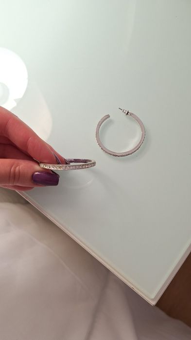 Brincos prateados com brilhantes