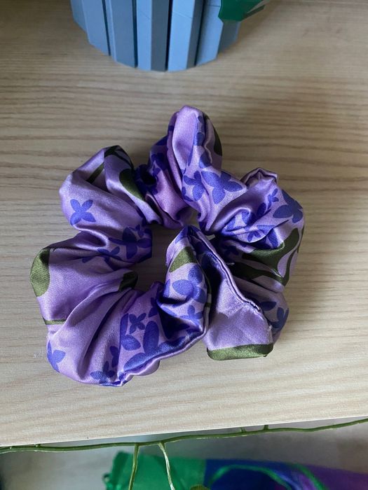 Scrunchie Julii Żugaj wiosenny bez