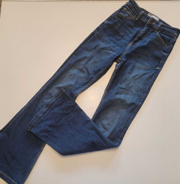 Spodnie jeansowe damskie – dzwony