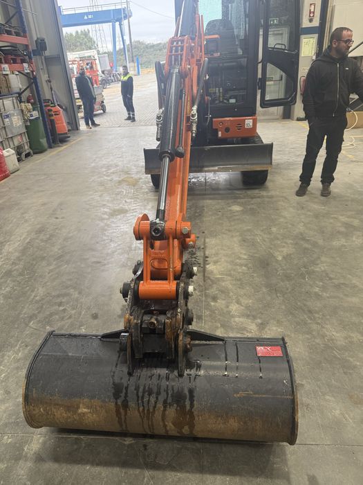 Escavadora Hitachi ZX26U - como nova!!