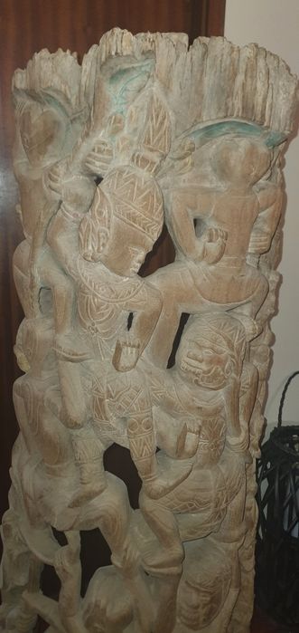 Escultura em madeira entalhada Teka