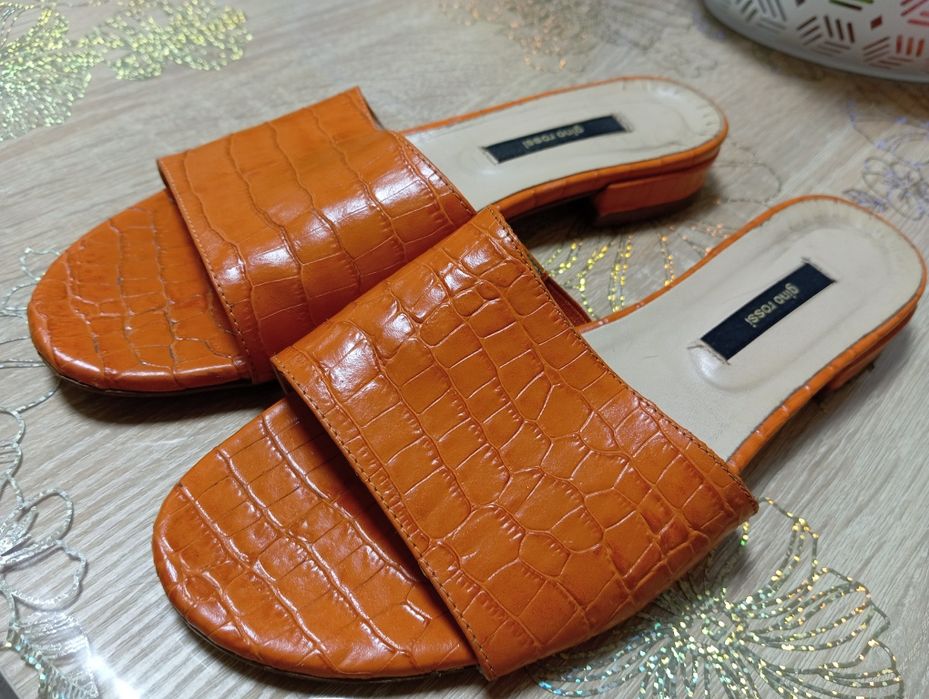 Шльопанці, босоніжки кожа