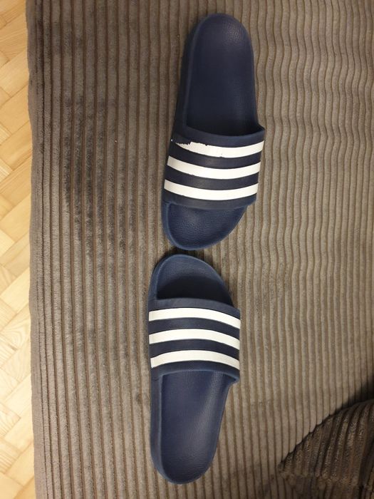 Klapki kompielowe firmy Adidas długość wkładki 24 cm.