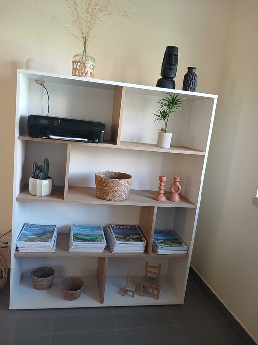 Estante branca e carvalho