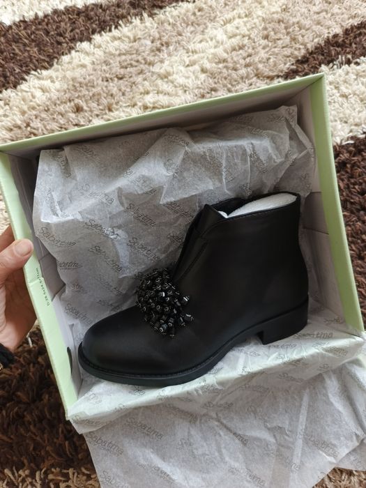 Sprzedam  botki ze śliczną ozdobą