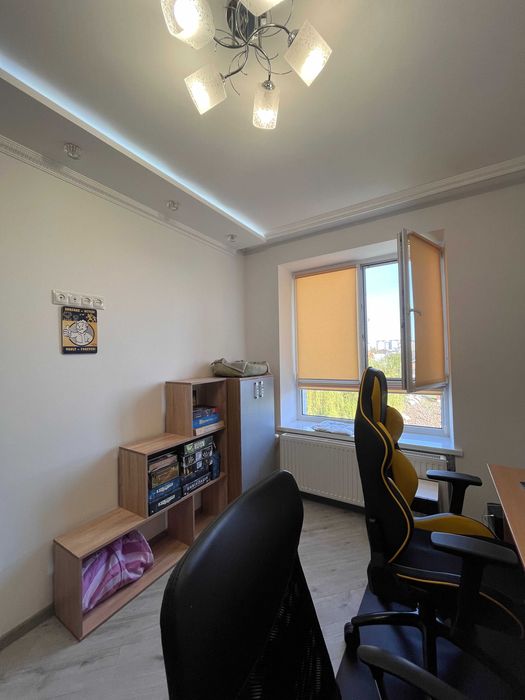 Велика 3 кімнатна квартира у Калиновій Слободі